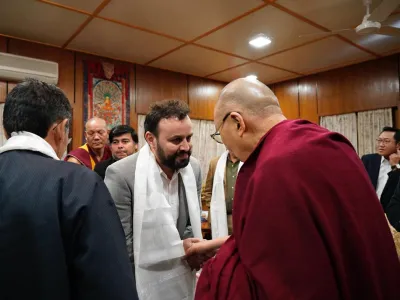 Diputado Bernales se reunió con Dalai Lama para implementar modelo innovador de educación en la región