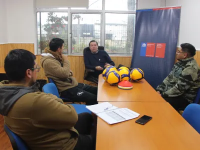 Director Regional IND entregó implementación deportiva al equipo de vóleibol varones de la región que competirá en los Juegos de la Araucanía