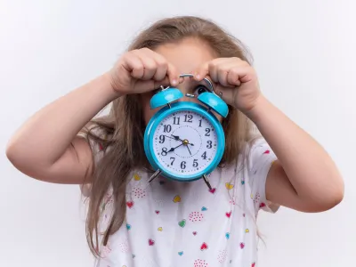 Efectos del cambio de hora en niños: problemas de sueño, cansancio e irritabilidad podrían durar hasta una semana
