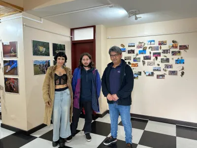 En Biblioteca Municipal Paul Harris se exhibe la muestra “Pies en la Tierra, Universo Artístico”