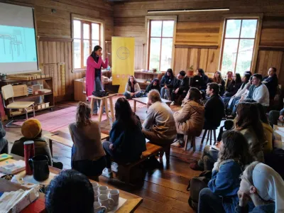 En Puerto Octay se realizó Charla Magistral “El Desafío de Educar Alternativamente” organizada por Corporación Ploc y Colegio La Redonda