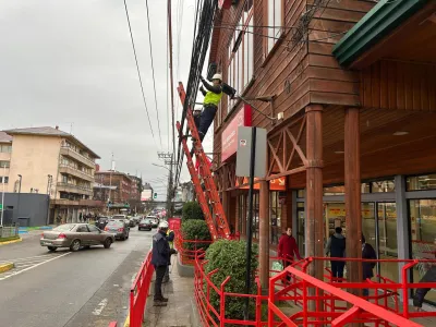 En Puerto Varas se han retirado más de ocho toneladas de cables en desuso y se acelera plan de ordenamiento urbano