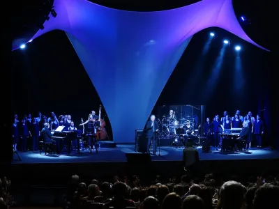 En su debut en Frutillar, Joan Manuel Serrat sorprendió a sus seguidores cantando con estudiantes de la Escuela Coral de Teatro del Lago