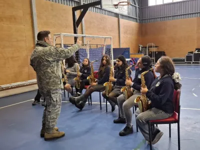 Escuadrilla de Banda de la FACH efectuó clase en Escuela Rural Nochaco de la comuna de Puerto Octay
