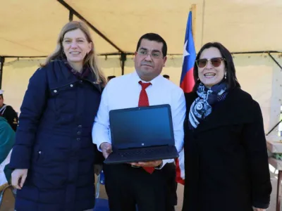 Escuela Las Camelias de Ralún del Este recibió computadores en acto donde participaron organizaciones sociales del sector