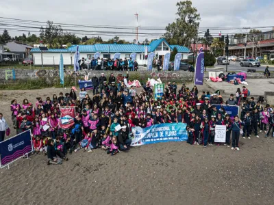 Estudiantes y voluntarios retiran más de 130 kilos de residuos y 9000 colillas de cigarros desde Playa en Puerto Varas