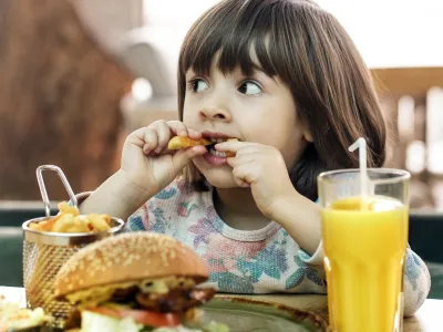 Estudio alerta sobre los peligros de los menús infantiles en locales de comida rápida