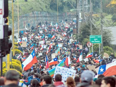 Estudio consultó a 3.198 casos: Tristeza y esperanza son las emociones más intensas de la ciudadanía con el estallido social