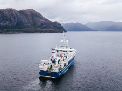 Estudio revela la presencia de microfibras de poliéster en aguas de la Patagonia
