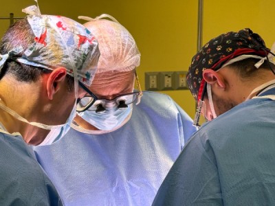 Exitosa cirugía simultánea a recién nacida con tumor complejo que consolida resolución de alta complejidad en el Hospital Puerto Montt