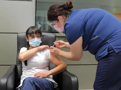 Funcionarios del Hospital Puerto Montt recibieron segunda dosis de la vacuna contra COVID-19