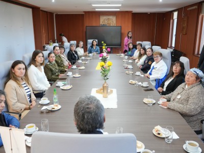 Gobernador Alejandro Santana encabeza encuentro con mujeres líderes de la Región de Los Lagos en el marco del Día Internacional de la Mujer