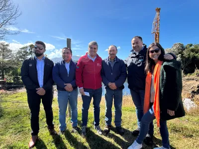 Gobernador de Los Lagos y consejeros regionales fiscalizan obras de la Ruta W-807 en Chaitén
