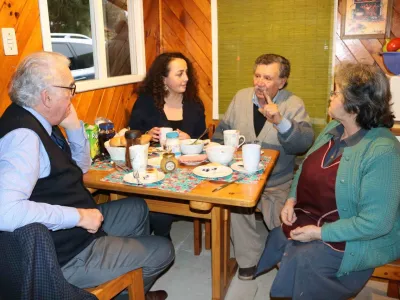 Intendencia Regional y Seremi de Desarollo Social entregaron ayuda a pareja de adultos mayores afectados por inundaciones en sector Los Alpes de Puerto Varas