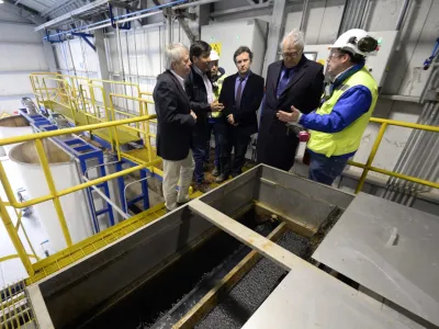 Intendente  y Seremi de Medioambiente visitan planta Fiordo Austral para revisar en terreno tratamiento de residuos del Seikongen
