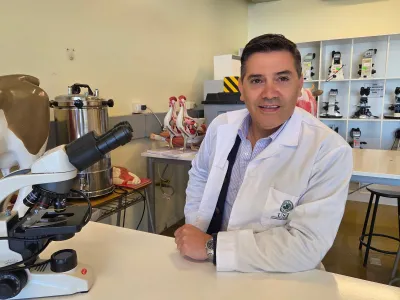 Investigador de la Universidad Santo Tomás identifica los efectos ecosistémicos del uso de antimicrobianos en la salmonicultura