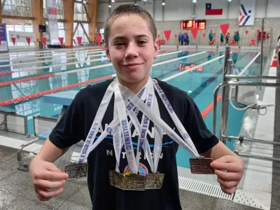 Joven Nadador Cristóbal Villouta obtuvo tres medallas de oro en Campeonato Nacional de Invierno de Natación