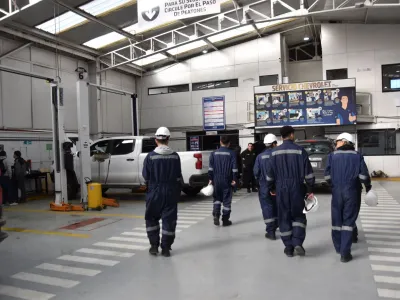 Jóvenes en reinserción social visitaron talleres mecánicos de conocida empresa automotriz