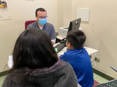 Las recomendaciones del Hospital Puerto Montt para derribar los prejuicios de los tics nerviosos y el Síndrome de Tourette