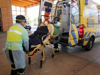 Llaman a respetar a equipos de salud que trasladan personas COVID positivos