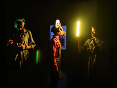 Los Temporales de Teatro viven su penúltima jornada con "Artificial" y funciones gratuitas en Alerce y Calbuco