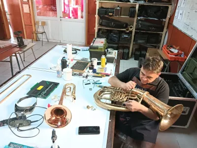 Luthiers de la Fuerza Aérea repararon instrumentos de Banda de Puerto Octay