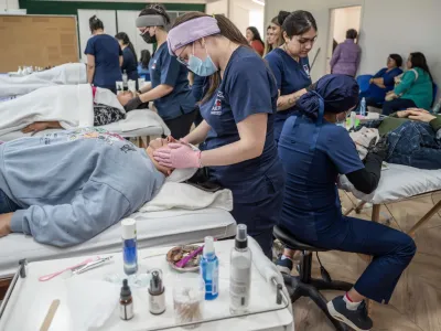 Más de 70 vecinos de Pocoihuén reciben atención de salud y estética en operativo