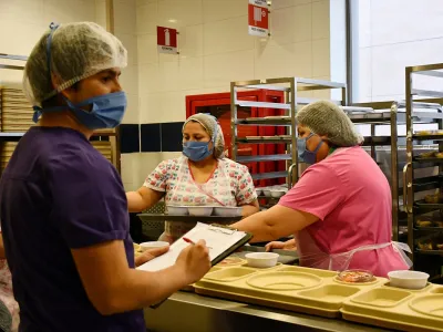 Más seguridad y bandejas desechables: la nueva modalidad en la Central de Alimentación para Pacientes