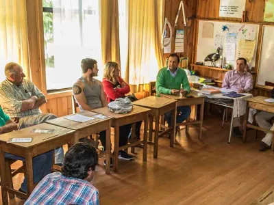 Municipalidad de Puerto Varas dio a conocer a vecinos de Los Riscos  proyecto de electrificación y reposición de Escuela Hardy Minte