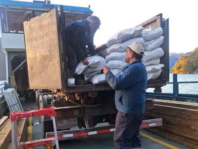 Municipalidad de Puerto Varas entregó 5 mil kilos de concentrado a pequeños agricultores del lago Todos los Santos