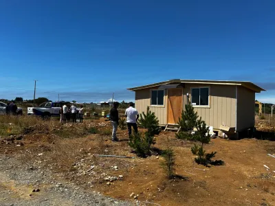 Municipalidad de Puerto Varas hizo entrega de vivienda de emergencia a matrimonio que perdió su hogar en siniestro del pasado 5 de enero