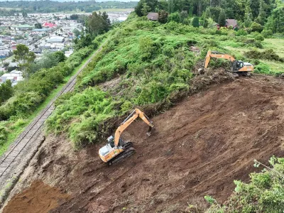 Municipio de Puerto Varas y Conaf excavan cortafuegos para prevenir incendios forestales