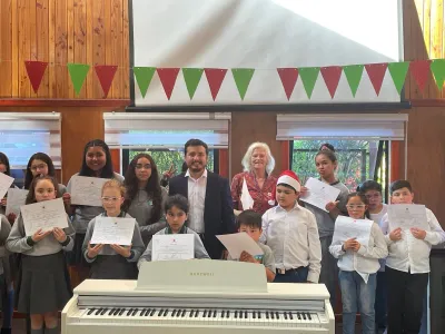 Niñas y niños de escuelas rurales emocionan con concierto navideño para adultos mayores en Frutillar