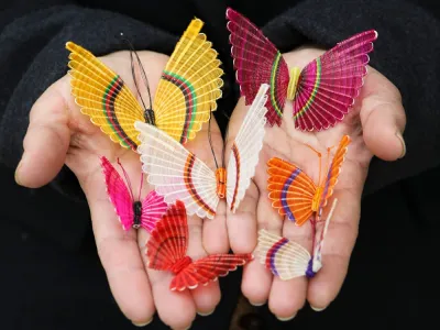 Nueva pieza de artesanía solidaria: Un prendedor mariposa busca apoyar a las artesanas de Rari
