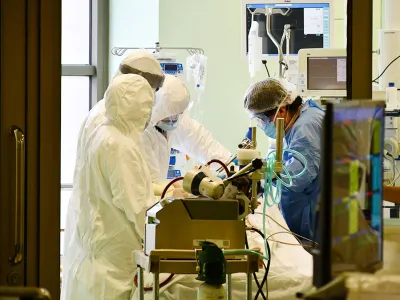Nuevo informe ICOVID Chile: Sistema hospitalario sigue en estado crítico a pesar de un descenso en los casos nuevos