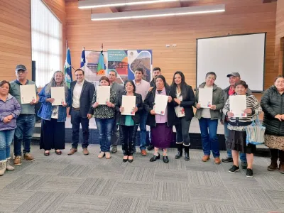Ocho familias de Llanquihue recibieron  títulos de dominio