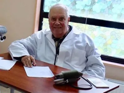 [OPINIÓN] El médico que llegó en moto y se fue en citroneta