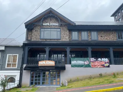 Papa Johns inaugura tienda en Puerto Varas con “Pizza Day”: slices de pizza gratis para quienes lleguen a la inauguración