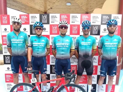 Pedaleros de la zona ruedan fuerte en vuelta ciclística en Región del Maule