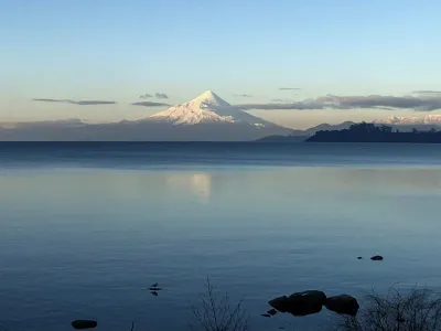 Por su incidencia en la contaminación del Lago Llanquihue: alcalde de Frutillar propone retirar las industrias salmoneras del agua y reubicarlas en tierra