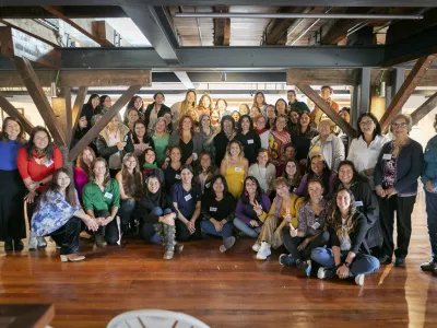 Puerto Varas conmemoró 8M con encuentro femenino para crear el primer mural de mujer en la comuna