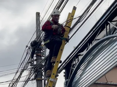 Puerto Varas inició retiro de cables en desuso en cuatro sectores de la comuna