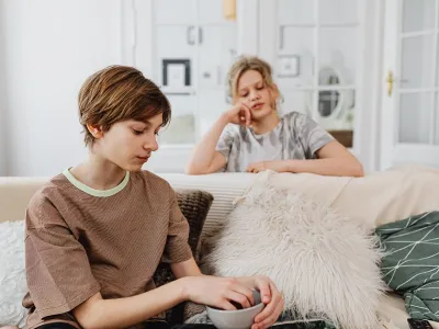Recomendaciones para padres, madres y/o cuidadores: Cómo enfrentar la adolescencia, “ni tan lejos, ni tan cerca”