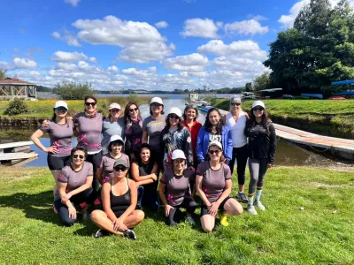 “Rosas de los Vientos”: Grupo de mujeres sobrevivientes de cáncer de la zona encuentran en el remo sanación para el cuerpo y el alma