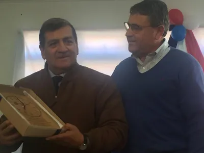 Salmones Camanchaca entrega reconocimiento a ex Director de Escuela Epson de Ensenada