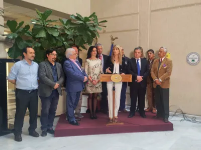 Senadores de diversos sectores políticos forman bancada para promover el modelo empresarial cooperativo chileno