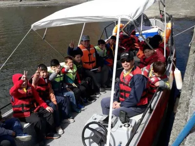 Sitraem pasea por la Bahía de Puerto Varas a grupo Scout