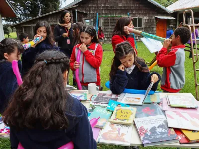 SLEP Llanquihue impulsa la lectura en comunidades educativas con un Bibliomóvil y la donación de 6.400 libros