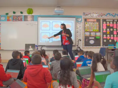 Sueldos de hasta 55 mil dólares al año: este es el programa para que profesores chilenos trabajen en EE. UU. postulando en un solo click