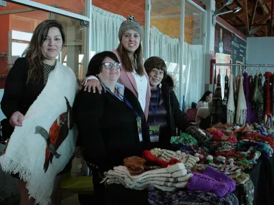 Terminal de Buses de Puerto Montt se convirtió en un mercado para productos hechos por las manos de mujeres emprendedoras